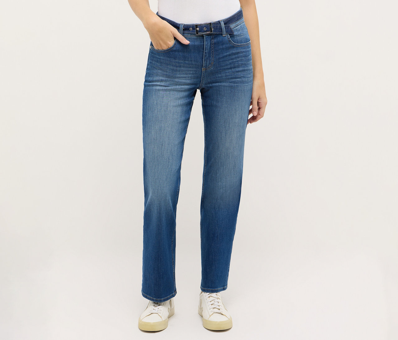 Person mit Angels Denim »Lara City« Straight Fit Jeans und weißen Turnschuhen.