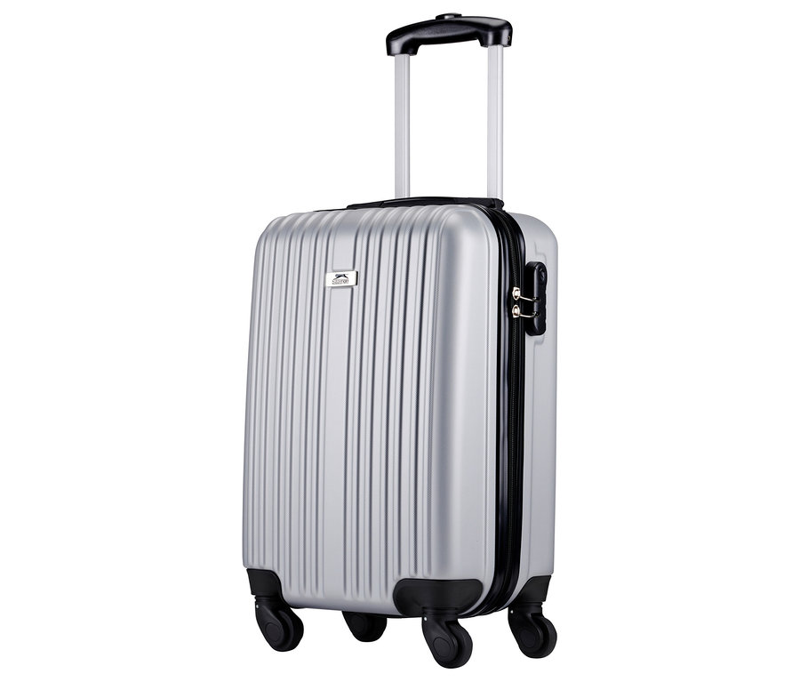 Silberner Rollkoffer mit schwarzem Griff und schwarzen Rädern steht auf einem weißen Hintergrund.