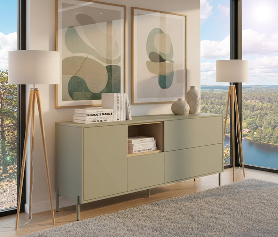 Wohnzimmer mit salbeigrünem Sideboard »Hygge«, zwei Stehlampen, Deko und zwei Bildern an der Wand.