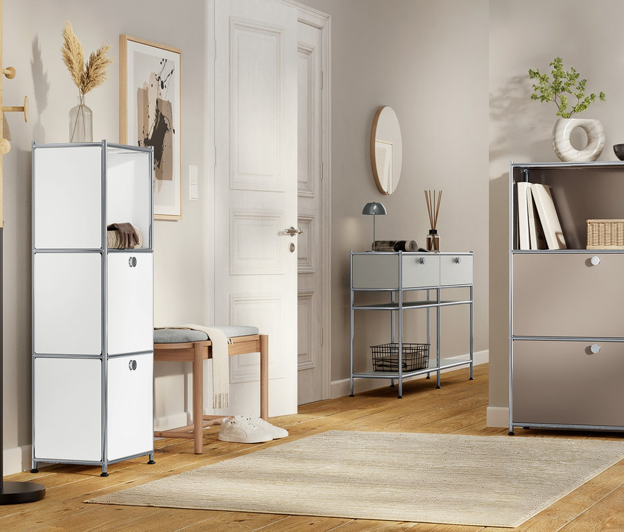 Fluransicht mit weißem Regal, Bank, Kommode und Teppich auf Holzboden.