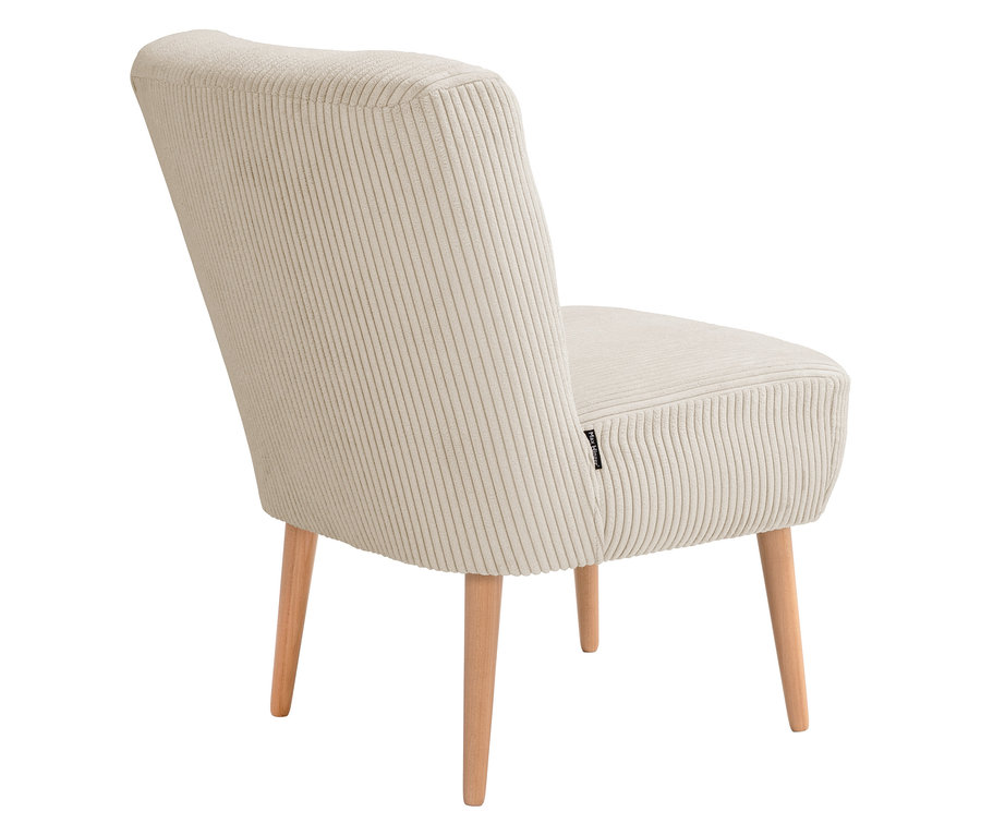 Ein cremefarbener Cordstuhl steht auf einem weißen Hintergrund.