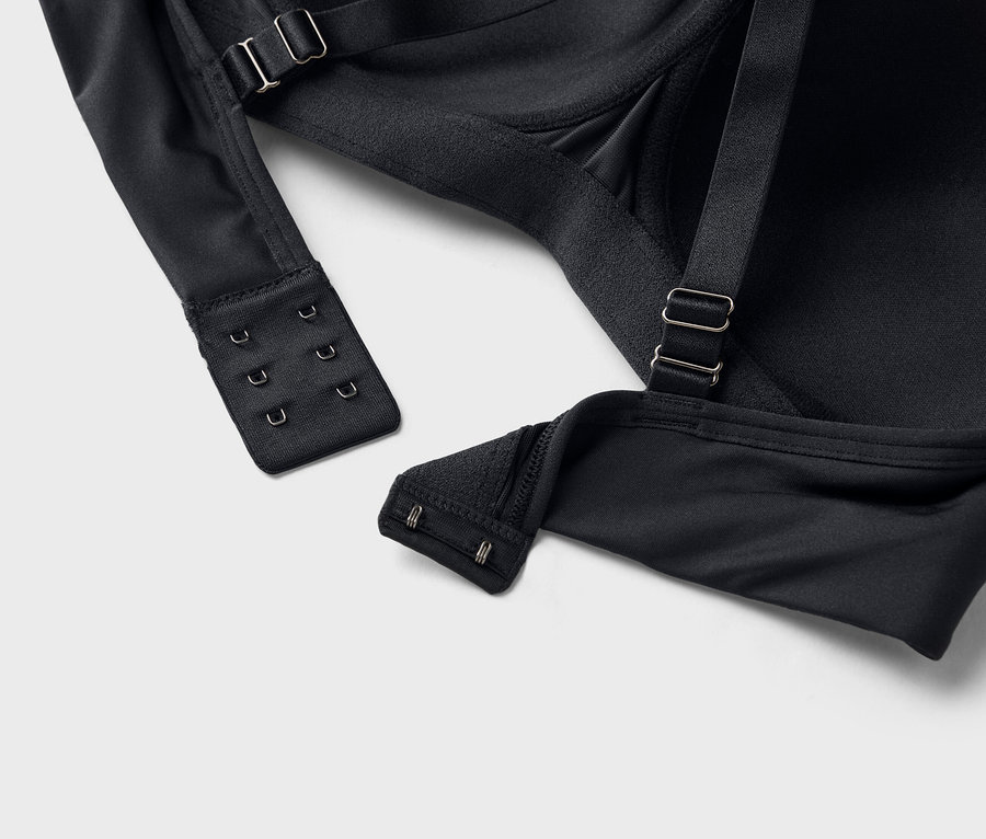 Nahaufnahme eines schwarzen BHs mit Haken- und Ösenverschluss.