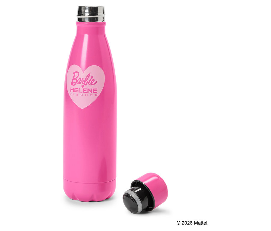 Eine pinke Wasserflasche mit dem Barbie-Logo und dem Namen Helene Fischer, daneben der abgenommene Deckel.