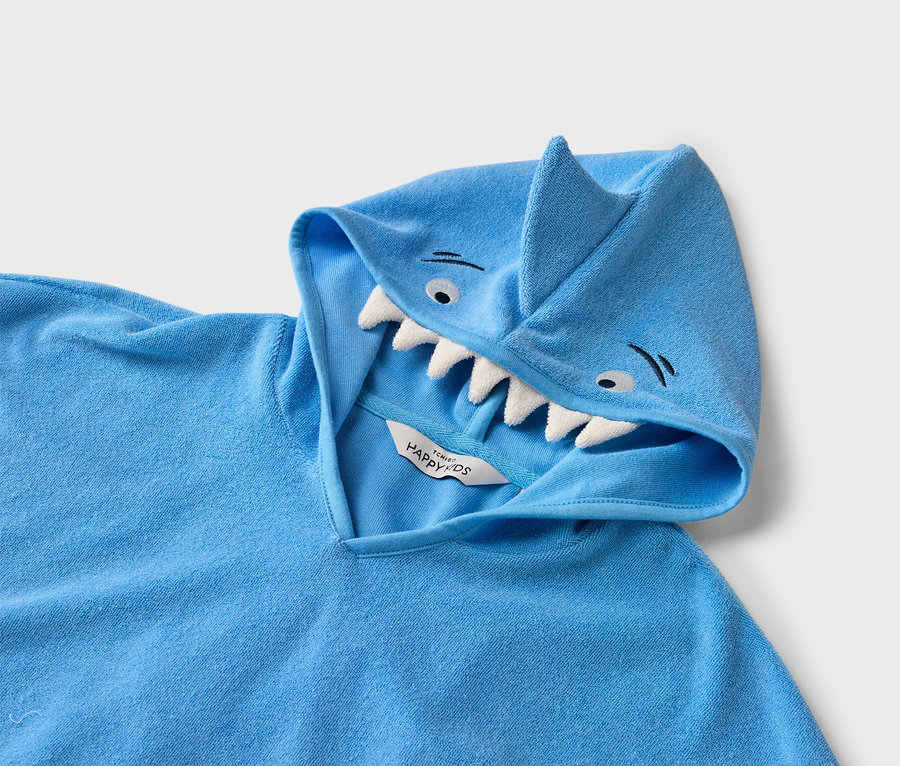 Hellblaues Kapuzenhandtuch mit Hai-Design, inklusive Zähnen und Augen.