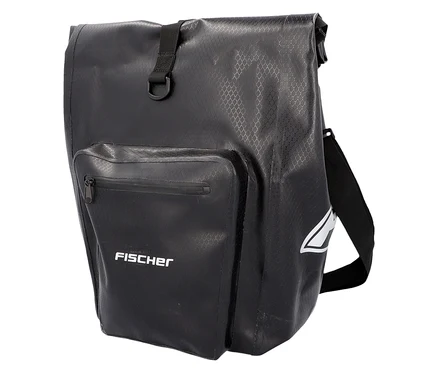 Die schwarze FISCHER Gepäckträgertasche PLUS+ Terra mit Außentasche und Tragegurt ist von vorn seitlich zu sehen.