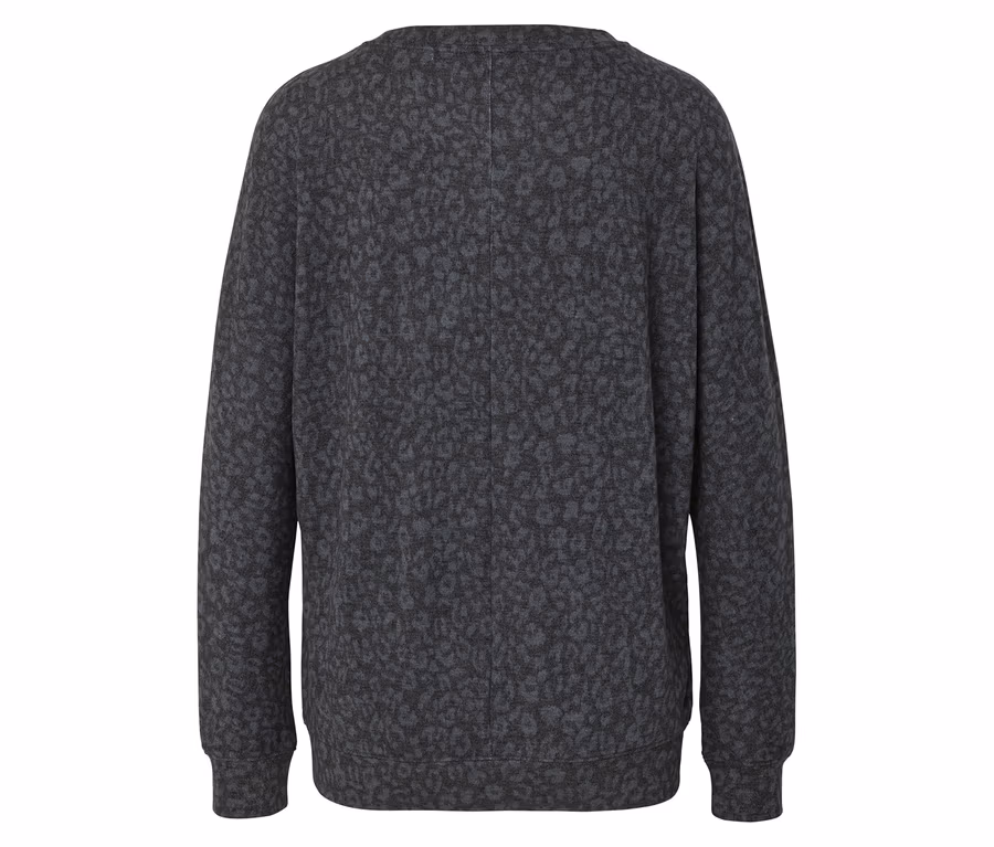Rückansicht eines grauen Pullovers mit Leopardenmuster.