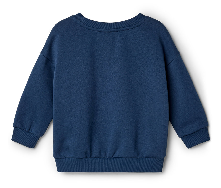 Blauer Pullover, flach liegend auf weißem Grund.