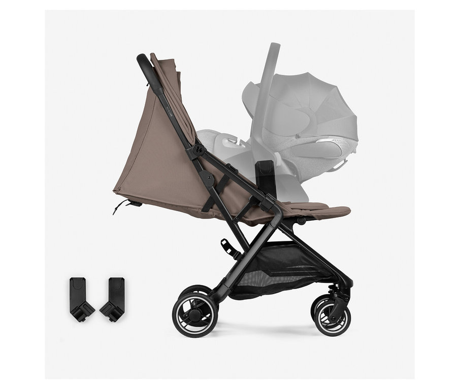 Brauner Hauck Kinder-Buggy »Fly N Care« mit schwarzem Gestell, Ablagekorb und zwei Adaptern. Im Hintergrund ist eine Babyschale angedeutet.