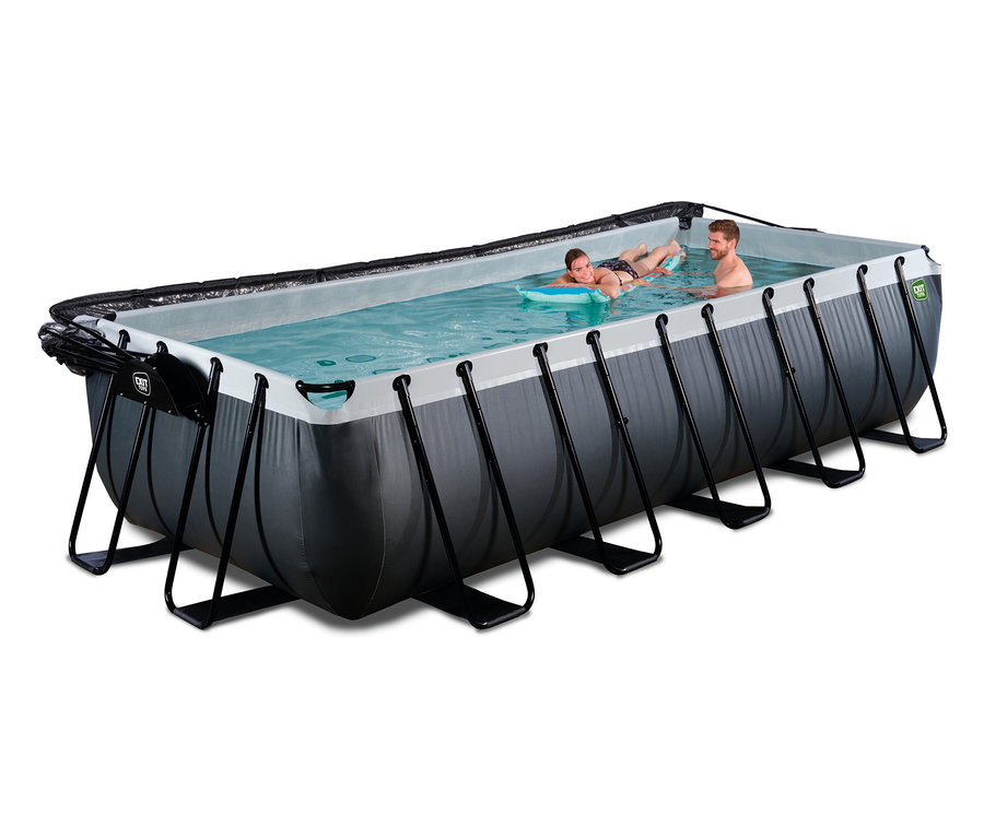 Ein rechteckiger EXIT Pool-Set in Lederoptik, 540 x 250 cm, mit dunkelgrauem Äußeren und schwarzen Stützbeinen. Eine Frau schwimmt auf einer blauen Luftmatratze, ein Mann steht daneben.
