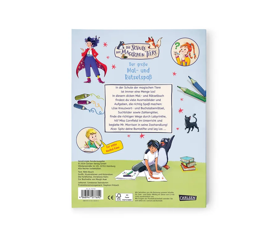 Cover des Mal- und Rätselbuchs 'Die Schule der magischen Tiere: Der große Mal- und Rätselspaß'. Eine dunkelhaarige Mädchenfigur mit rotem Umhang steht links, ein Mädchen mit roten Zöpfen und Fragezeichen rechts. Ein Junge malt neben einem Pinguin, ein weiterer Junge malt links. Ein Fuchs, Chamäleon und schwarze Katze sind ebenfalls abgebildet. Buntstifte liegen auf grünem Hintergrund mit Sternen.
