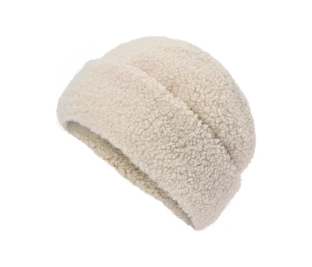 Ein cremefarbener, flauschiger Beanie mit umgeschlagenem Rand auf weißem Hintergrund.