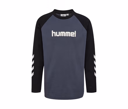 hummel® HMLJR Longsleeve Shirt mit dunkelgrauem Rumpf, schwarzen Raglanärmeln mit weißen Chevron-Streifen und weißem hummel-Logo auf der Brust.