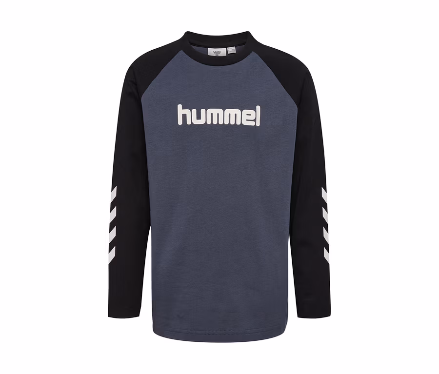 hummel® HMLJR Longsleeve Shirt mit dunkelgrauem Rumpf, schwarzen Raglanärmeln mit weißen Chevron-Streifen und weißem hummel-Logo auf der Brust.