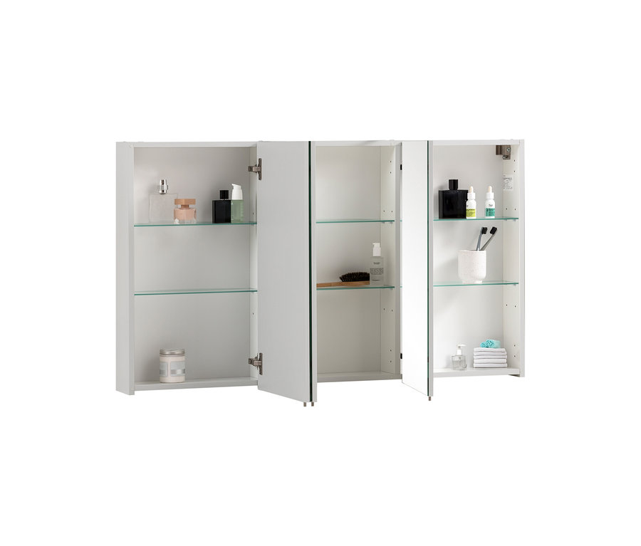 Weißer Spiegelschrank »Basic«, 120 cm breit, mit drei Türen; die äußeren sind offen und zeigen Glasböden mit Parfüm, Kosmetik, Zahnbürsten und Handtüchern.