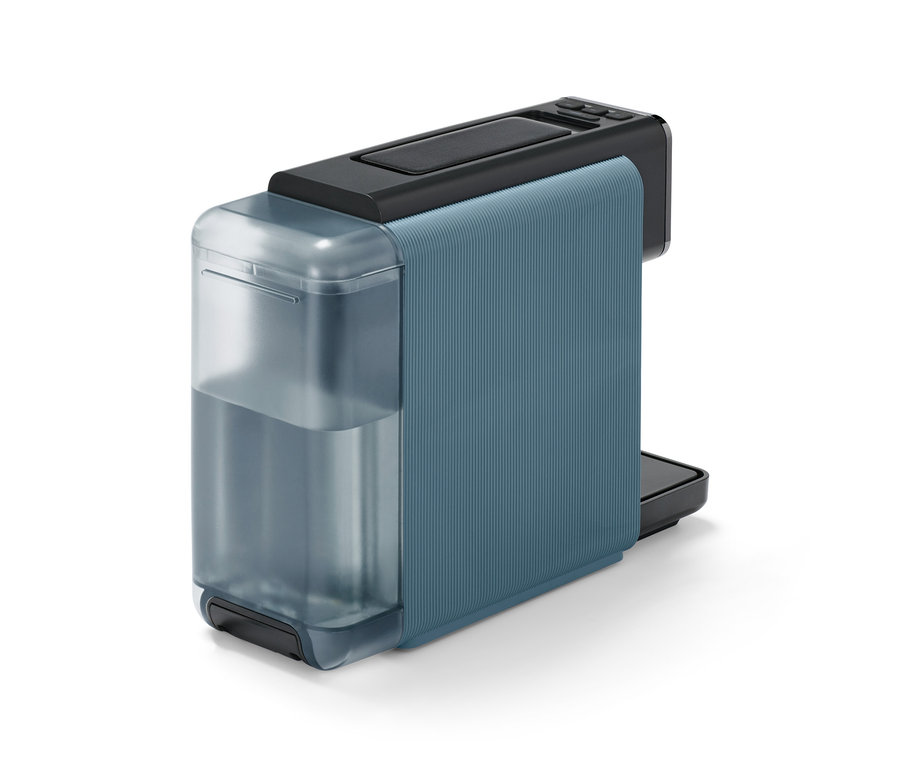 Blaue »Qbo ONE« Kapselmaschine mit gerippter Oberfläche und transparentem Wassertank.