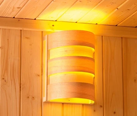 Holzvertäfelung an Wand und Decke mit hölzerner Lampe.