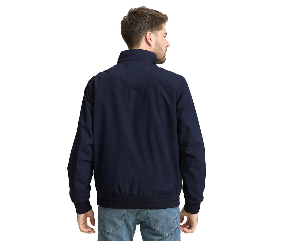 Mann von hinten mit Tom Tailor Blouson-Jacke in Sky Captain Blue und Jeans.