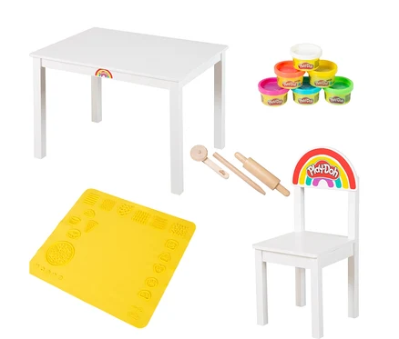 Weißer Tisch mit Stuhl, gelbe Matte mit Formen, sechs Play-Doh Dosen und Holzwerkzeuge sind im Bild.