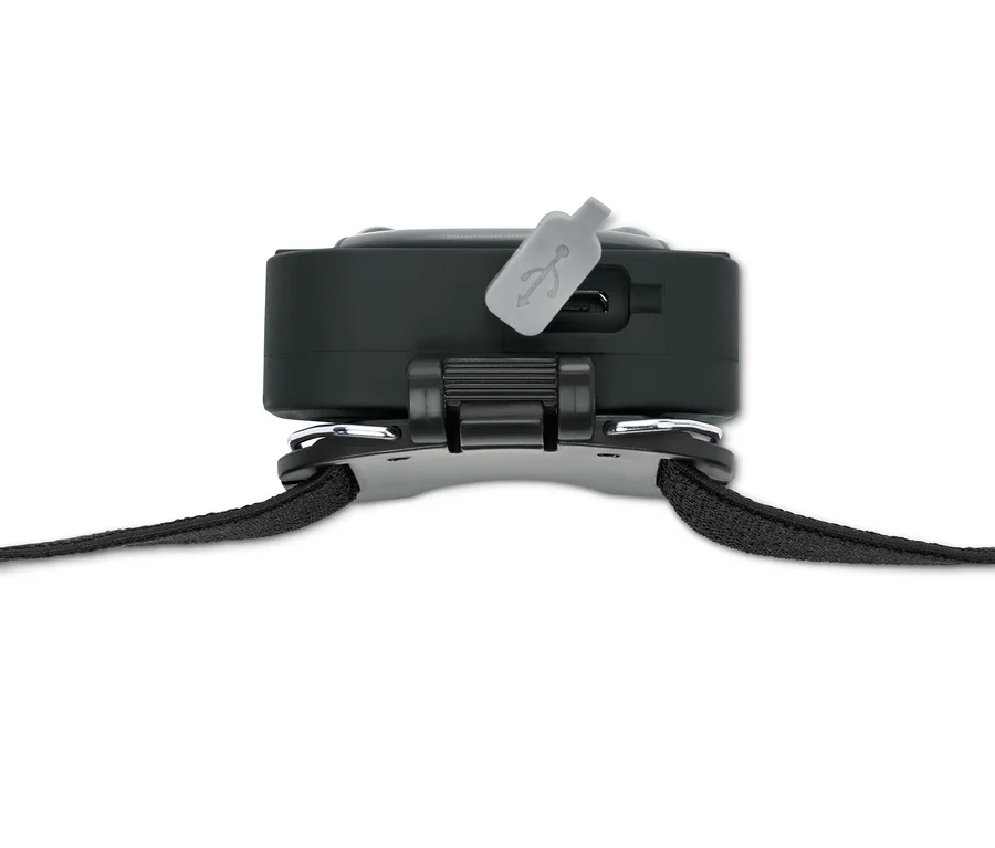 Detailaufnahme einer schwarzen LED-Stirnlampe mit USB-Anschluss.