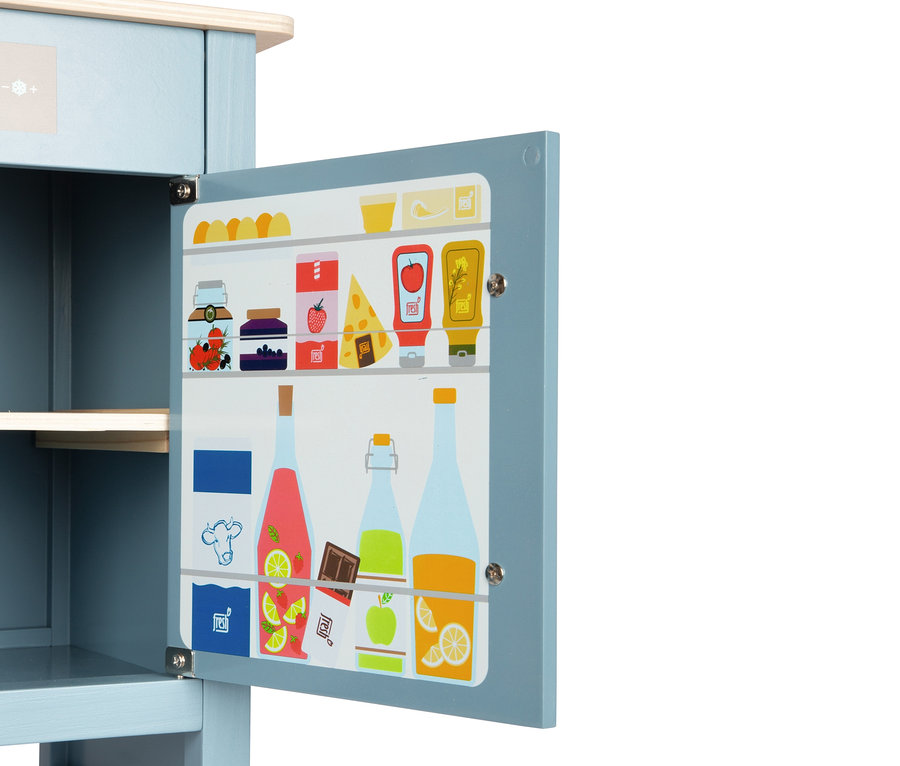Detailaufnahme einer blauen small foot Kinderküche »tasty« mit geöffnetem Kühlschrank, der mit Lebensmittelbildern beklebt ist.