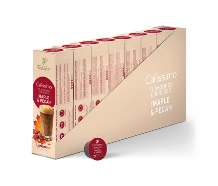 Eine beige Displaybox enthält 80 Cafissimo Flavoured Espresso - Maple & Pecan Kaffeekapseln. Die vordere Packung zeigt ein Kaffeegetränk mit Ahornblättern und Pekannüssen, und eine einzelne dunkelrote Kapsel liegt davor.