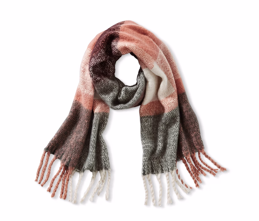 Ein Oversize-Schal mit Streifen in Rosa-, Braun- und Grautönen mit Fransen.