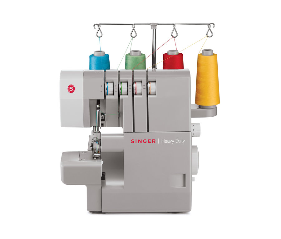 Detailansicht einer grauen SINGER® Overlock-Nähmaschine »Heavy Duty 14HD854« mit farbigen Garnen.
