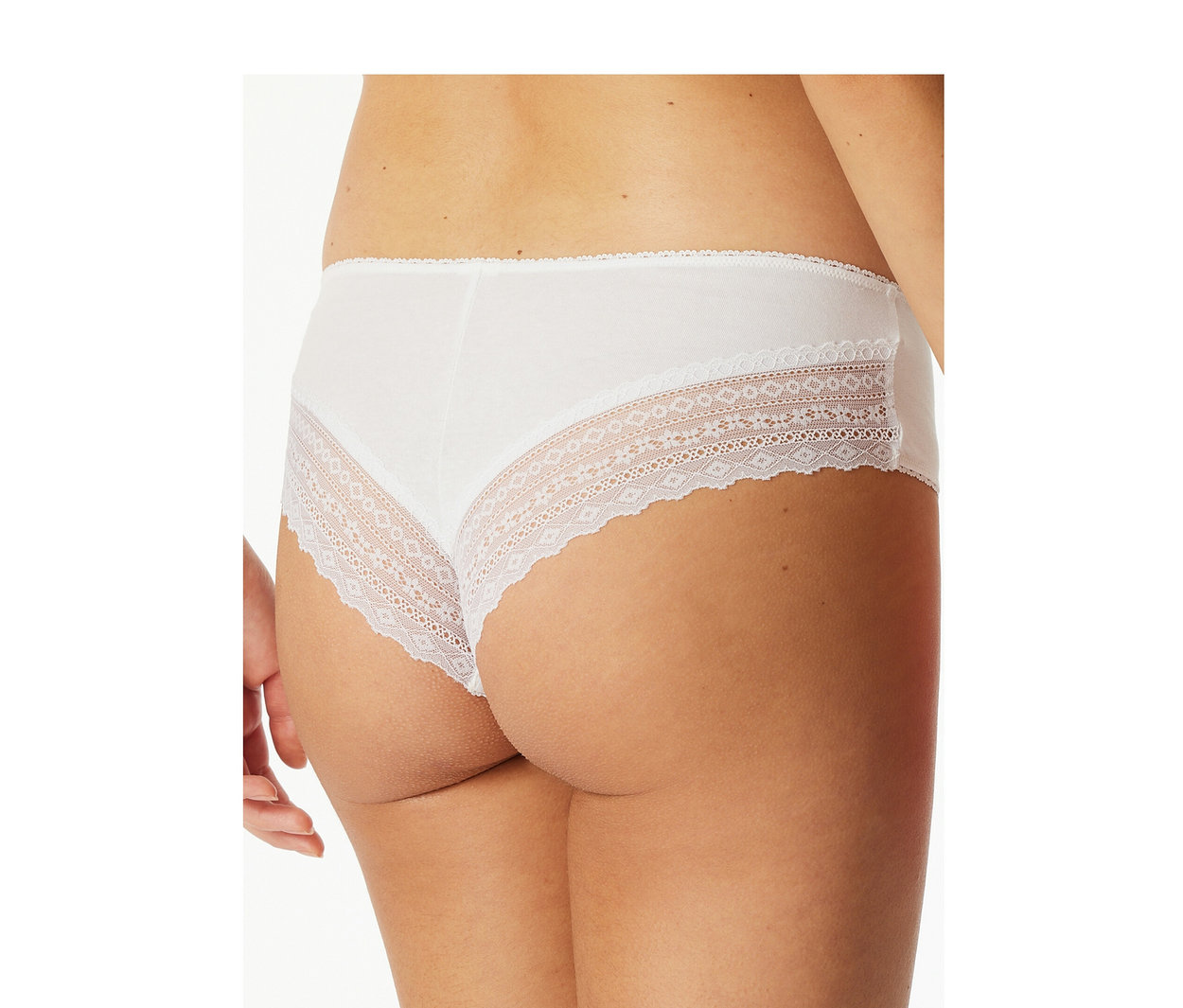 Eine Person trägt einen weißen SCHIESSER Brazilian-Slip mit Spitzenbesatz.