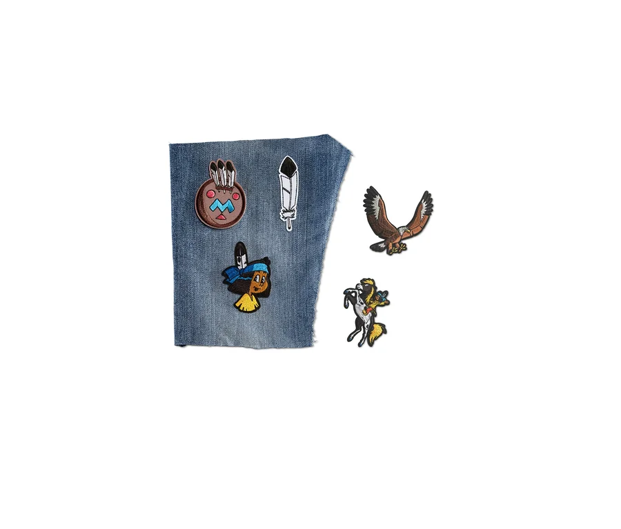 Auf einem Stück Jeansstoff sind aufgebügelte Bilder aus dem Yakari 5-teiligen Bügelbilder-Set.