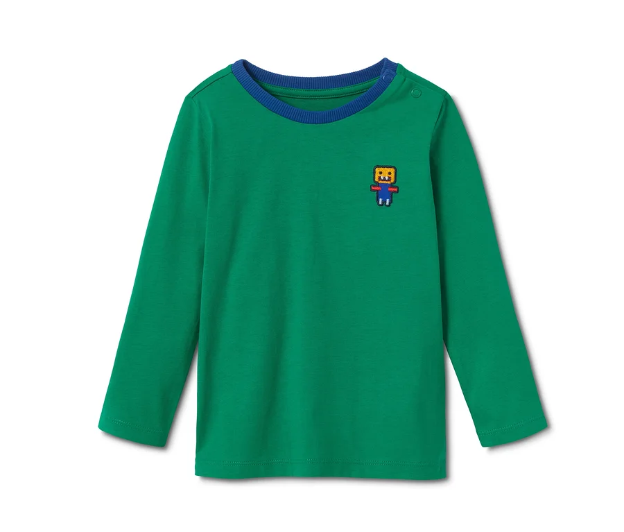 Ein grünes Langarmshirt mit blauem Saum und Flicken.