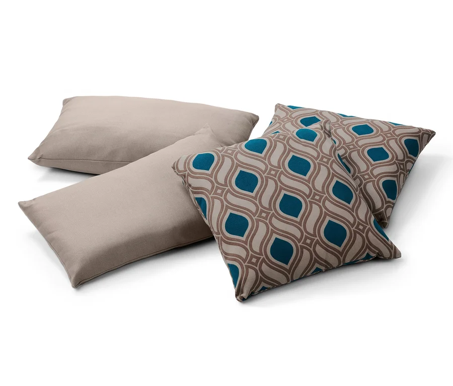 Vier graue Outdoor Kissen.