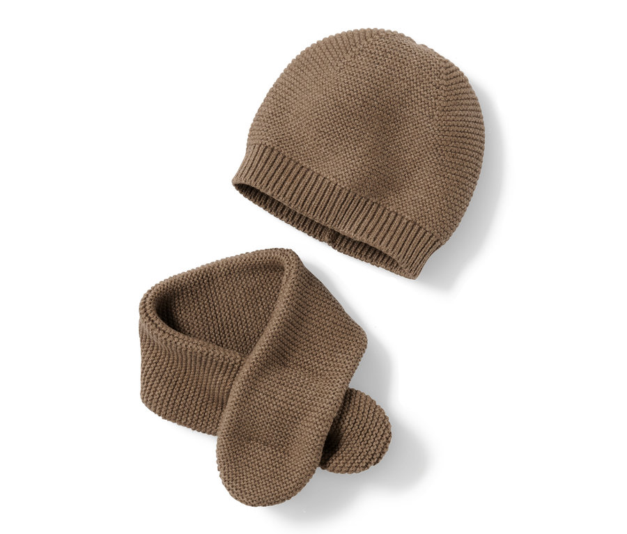 Eine braune Strickmütze und ein brauner Schal liegen auf einem weißen Hintergrund.