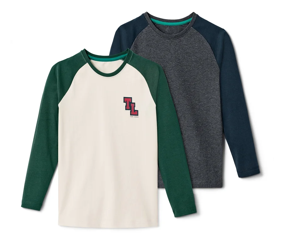 Zwei Longsleeves: ein cremefarbenes mit dunkelgrünen Ärmeln und Logo, ein graues mit dunkelblauen Ärmeln.