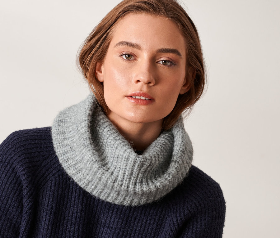 Frau trägt einen Strick-Loopschal.