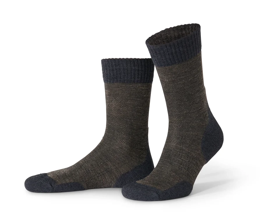 Zwei olivgrüne Thermosocken mit Merinowolle und dunkelgrauen Zehen, Fersen und Bündchen.