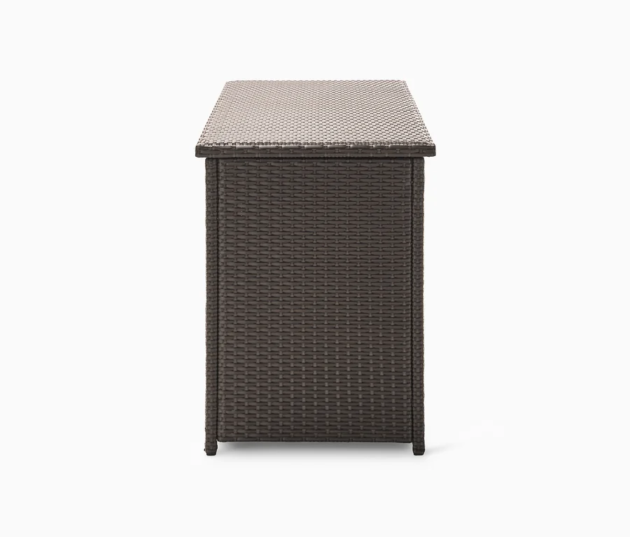 Braune Auflagenbox mit Polyrattangeflecht.