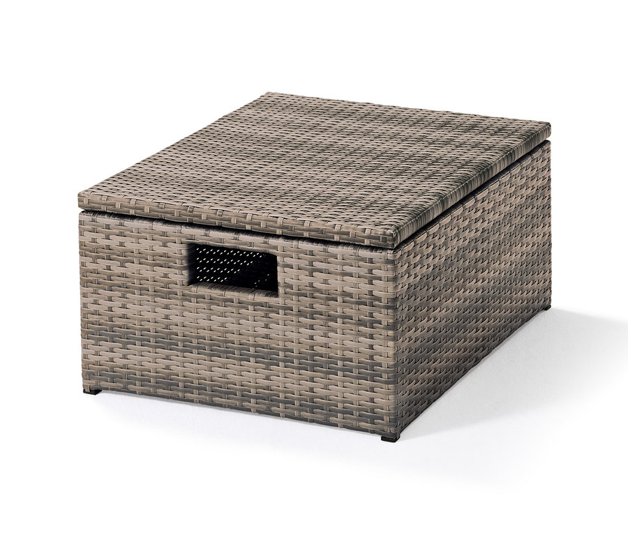 Detailansicht eines Lounge-Sessels »Thore« mit Ausziehfunktion aus braunem Polyrattan.