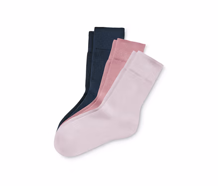 Drei Paar Socken in Rosa und Blau liegen auf einem weißen Hintergrund.