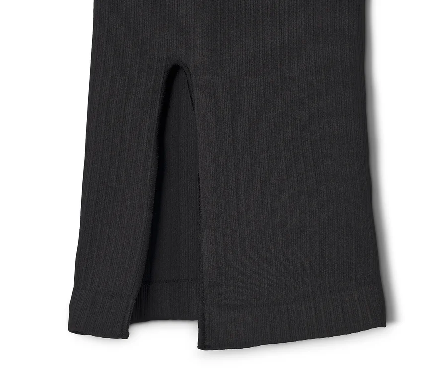 Detailaufnahme der schwarzen Seamless-Flared-Sporthose mit Schlitz.