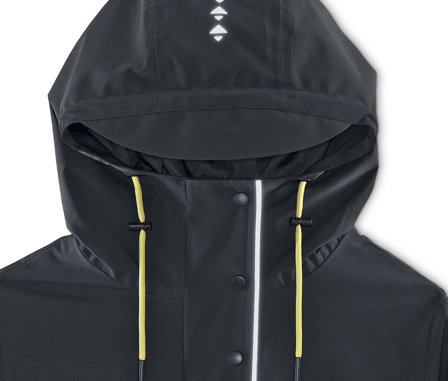 Detailansicht eines Funktions-Regenparkas mit Kapuze und gelben Kordeln.