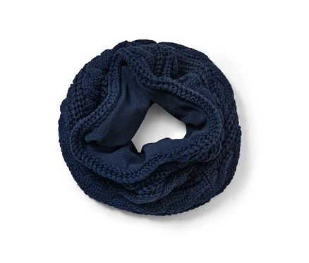 Detailansicht eines dunkelblauen Strickschlauchs.