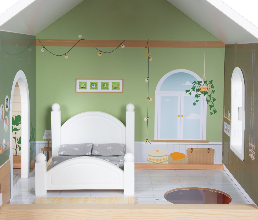 Detailansicht des Schlafzimmers im small foot Puppenhaus mit Dachterrasse.