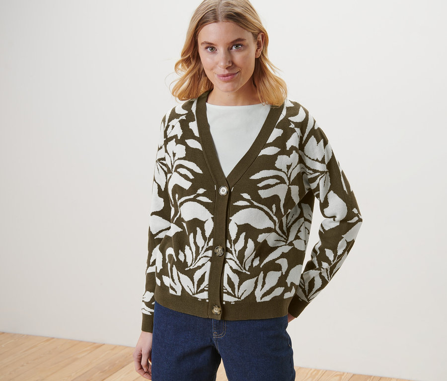 Frau trägt einen Grobstrick-Cardigan mit Jacquard.