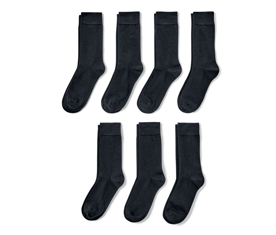 Sieben Paar Socken.