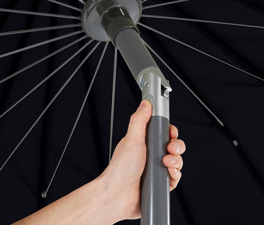 Eine Hand drückt einen Knopf an einem grauen Leco Aluminium-Sonnenschirm »Shanghai« mit ca. 270 cm Durchmesser.