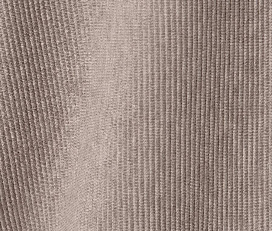 Detailaufnahme eines hellbraunen Sweatpullovers.