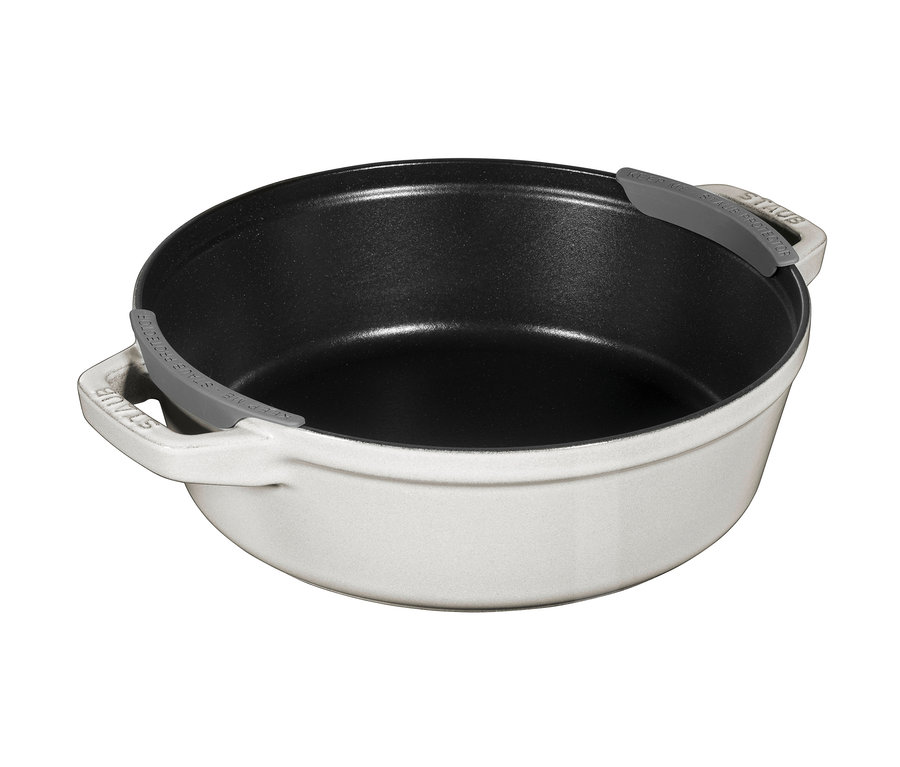 Detailansicht eines weißen STAUB La Cocotte Kochtopfs mit Kantenschutz.