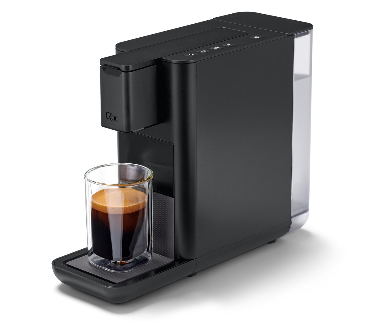 Eine Qbo ICONIC Dark Chrome Kaffeemaschine mit einer Tasse Kaffee.