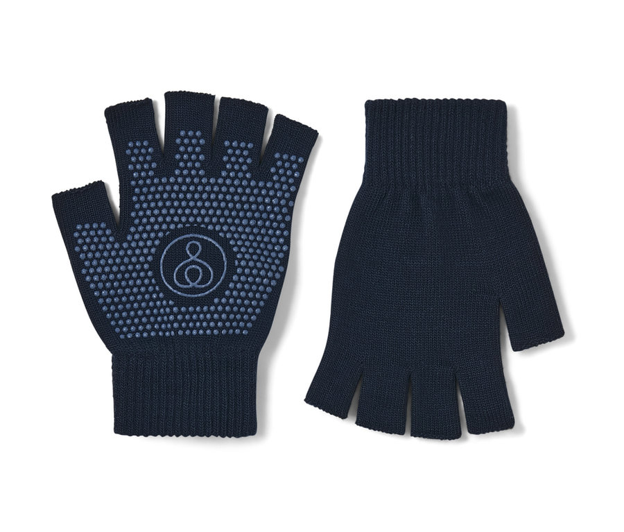 Zwei marineblaue Yoga-Handschuhe ohne Finger liegen nebeneinander auf einem weißen Hintergrund.