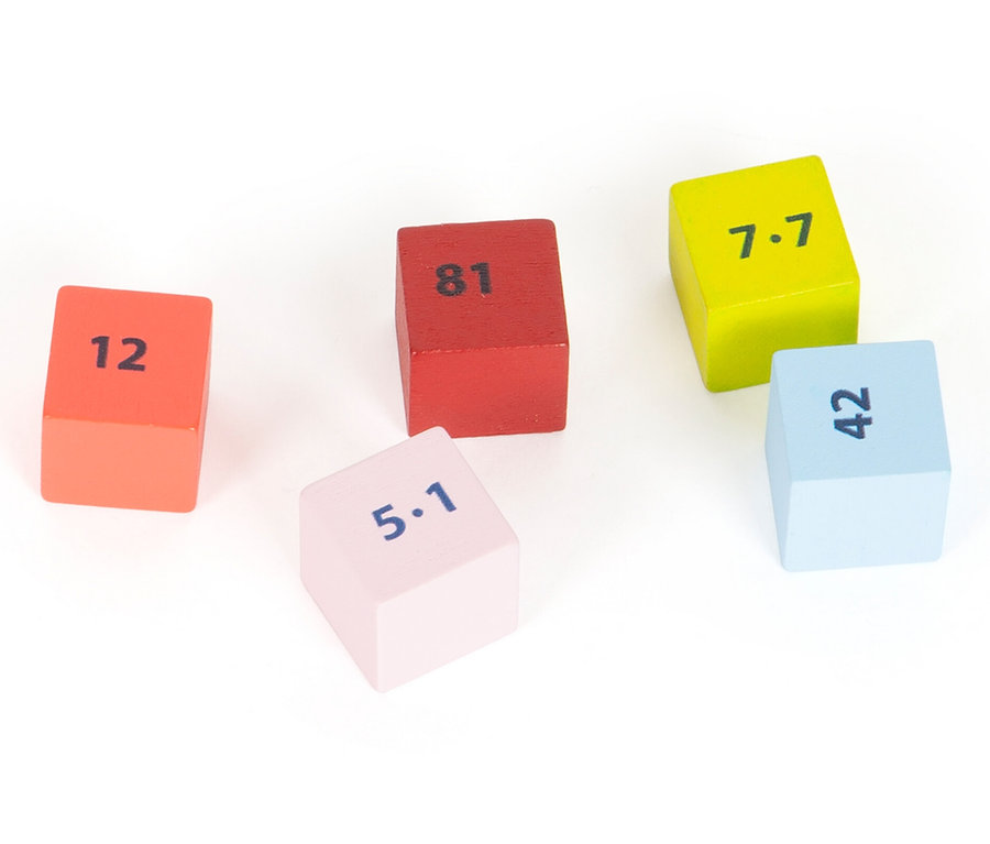 Fünf farbige Würfel des small foot Rechen-Sets »Educate« liegen auf einem weißen Hintergrund.